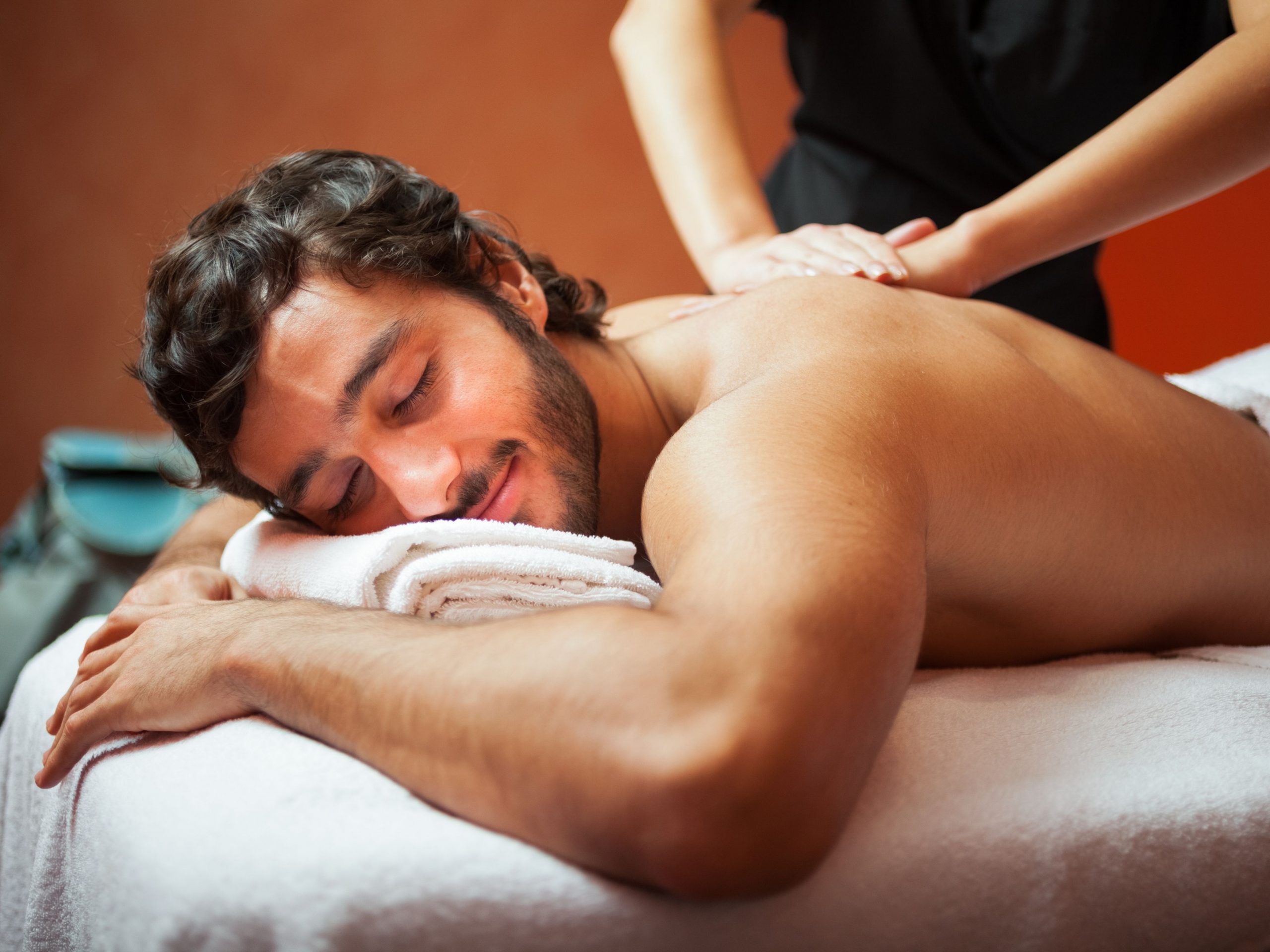 Massage guy. Спа для мужчин. Мужской массаж. Спа массаж для мужчин. Релакс массаж для мужчин.